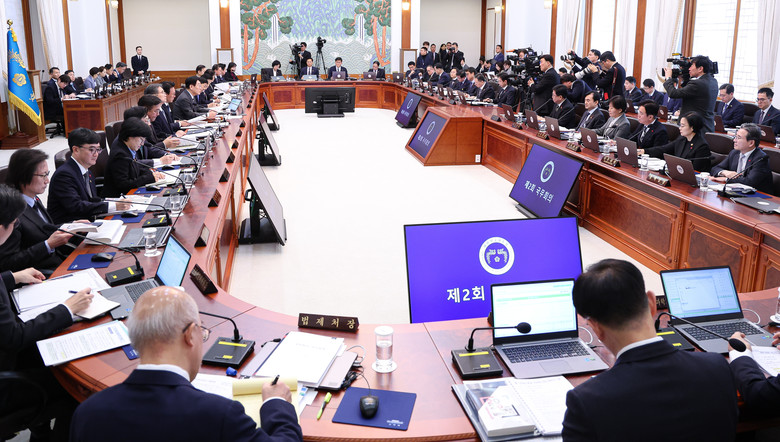 이재명 대통령 "싼 생리대 왜 안 만...